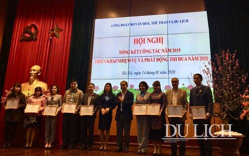 Bí thư Đảng ủy, Thứ trưởng Bộ VHTTDL Lê Khánh Hải và Phó Chủ tịch Công đoàn Viên chức Việt Nam Phan Phương Hạnh trao tặng Kỷ niệm chương 
